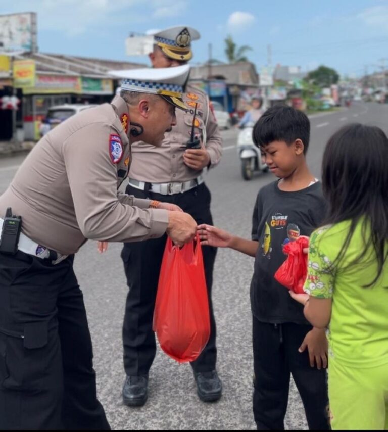 Dit Lantas Polda Babel Bagikan Puluhan Paket Sembako ke Pengendara