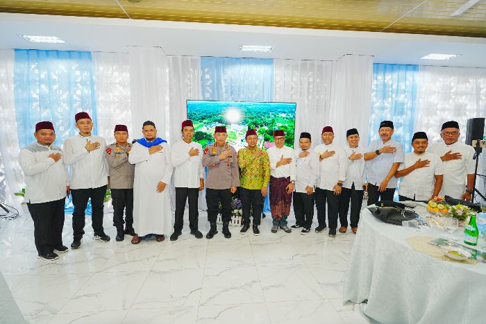 Kapolri Sambangi Kediaman UAS di Pekanbaru, Pererat Silaturahmi dan Kebersamaan