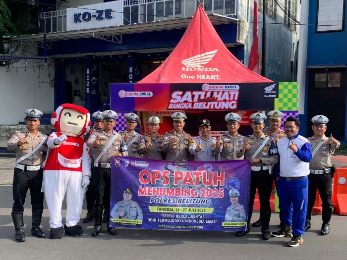 Ops Patuh Menumbing 2025, Sat Lantas Polres Belitung Bagikan Helm dan Stiker Himbauan Keselamatan