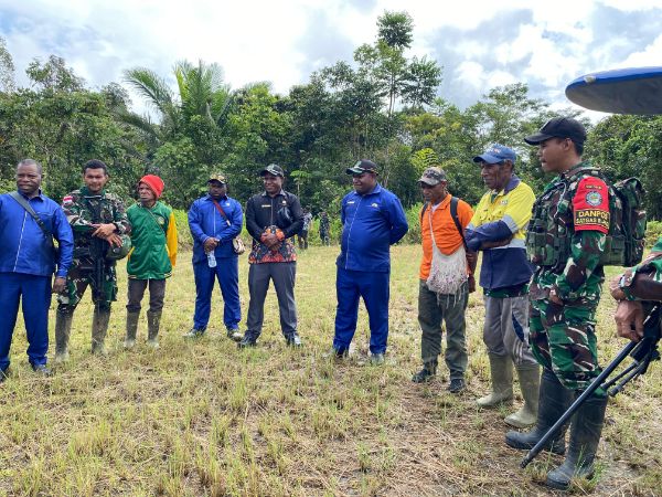 Anggota DPRD Pegunungan Bintang Kunjungi Kampung Denom, Apresiasi TNI dan Rencana Perbaikan Infrastruktur