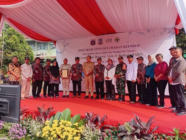 Babinsa Koramil 08/Duren Sawit Hadiri Giat Deklarasi STBM di Kelurahan Klender