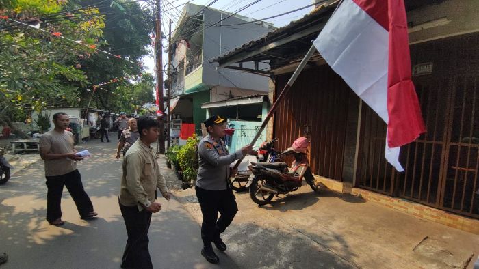 Tebar Semangat Nasionalisme, Polsek Tambora Bagikan Ratusan Bendera