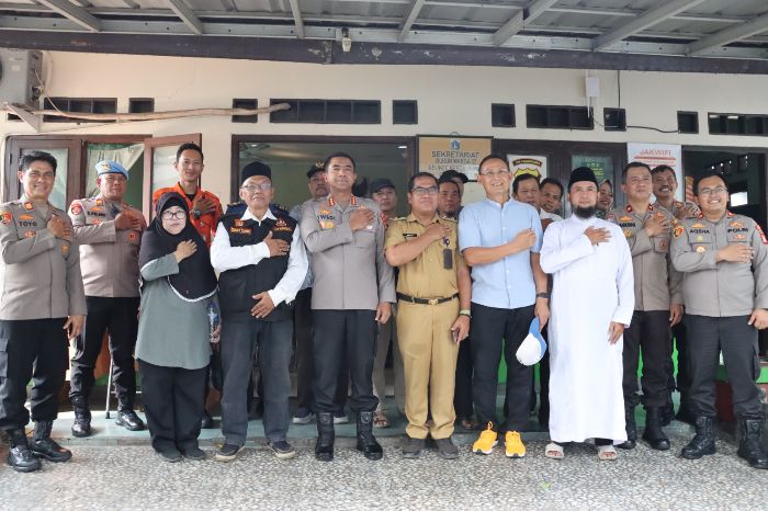 Kapolres Jakbar Ngopi Bareng Warga, Bahas Keamanan Lingkungan di Komplek DPR I Kebon Jeruk