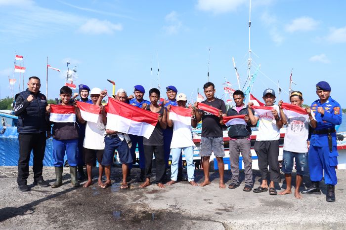 Semarakkan HUT RI ke 80, Sat Polairud Polres Belitung Bagikan 50 Bendera Merah Putih ke Nelayan 