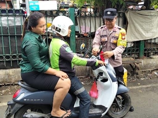 Kibarkan Semangat, Bhabinkamtibmas Pekojan Semarakkan HUT RI ke 80 dengan Bagikan Bendera Merah Putih
