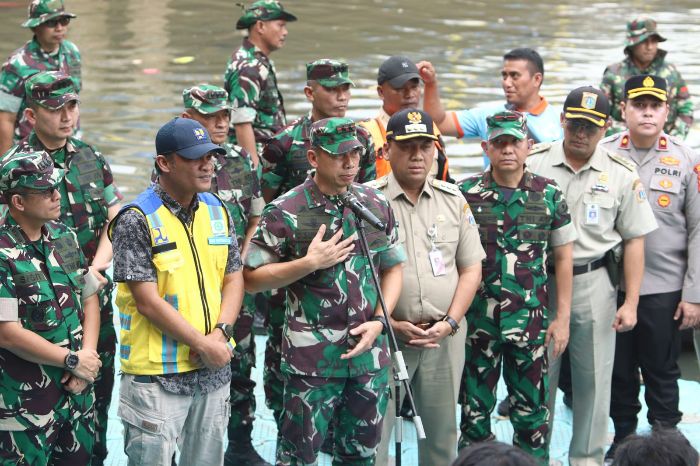 Sambut HUT ke 80 RI, 600 Personel Gabungan Gelar Aksi Bersih-Bersih Ciliwung