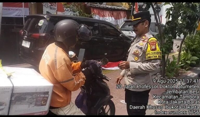Kapolsubsektor Jembatan Besi Ajak Warga Kibarkan Merah Putih di Kendaraan