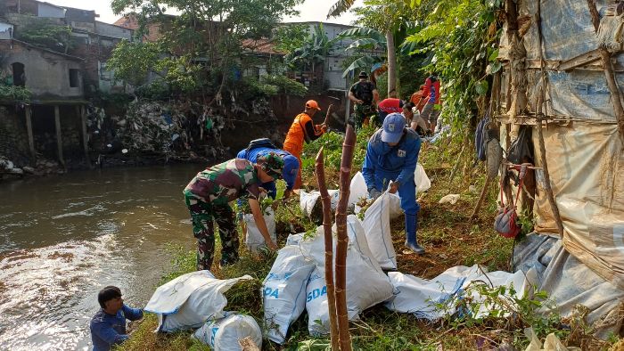 Kodim 0505/Jakarta Timur Gelar Karya Bhakti Skala Besar di Bantaran Kali Ciliwung