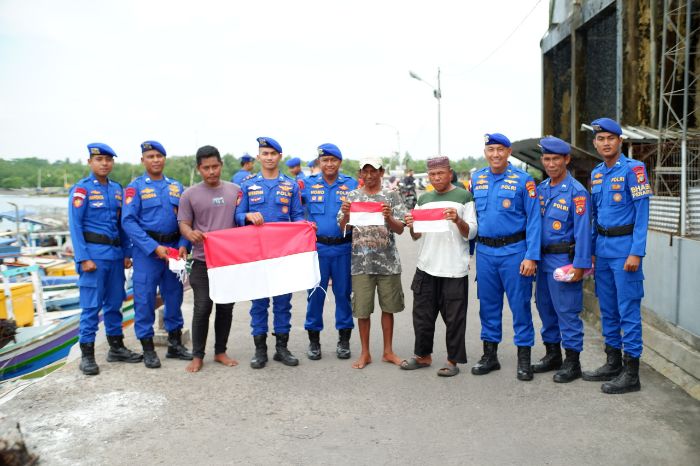 Sat Polairud Polres Belitung Bagikan Bendera Merah Putih dan Himbau Pemasangan di Kapal Nelayan