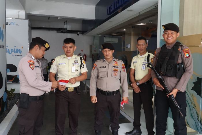 Sat Pamobvit Polres Belitung Pasang Bendera Merah Putih di Kendaraan Operasional Perbankan dan Perhotelan