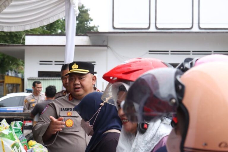 Polres Belitung Bersama Bulog Gelar Gerakan Pangan Murah Sambut Kemerdekaan RI ke 80