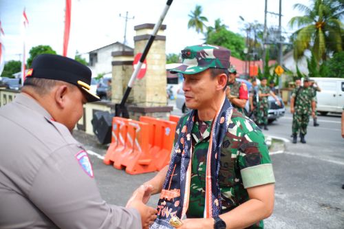 Kapolres Belitung, AKBP Sarwo Edi Wibowo, memimpin langsung tradisi penyambutan Pangdam II/Sriwijaya, Mayjen TNI Ujang Darwis.