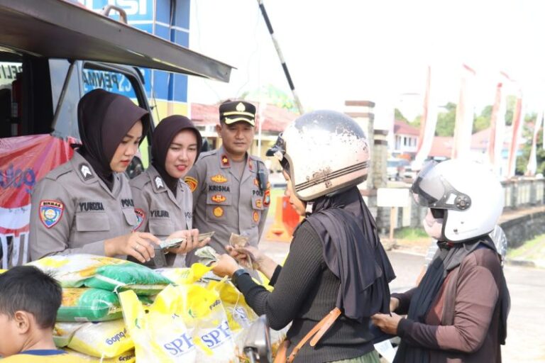 Warga Serbu Gerakan Pangan Murah, Polres Belitung Sukses Jual Beras SPHP