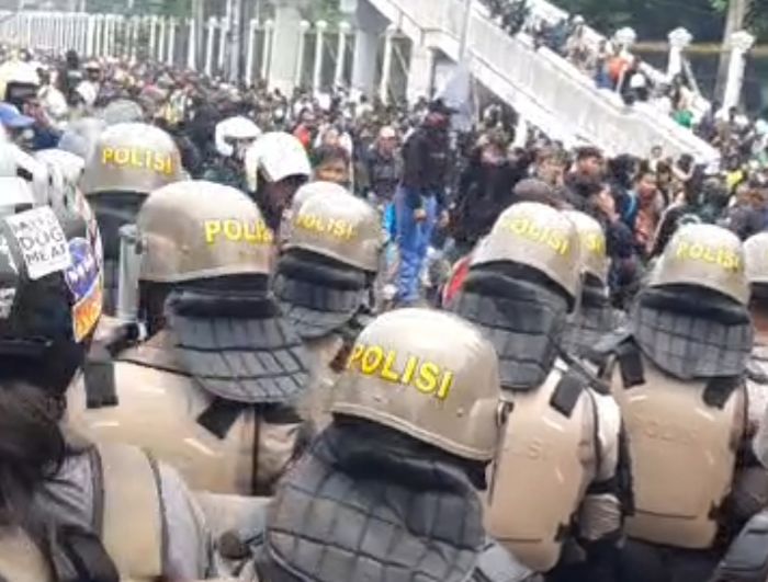 Demo 25 Agustus 2025: Unjuk Rasa di Depan Gedung DPR Berlangsung Ricuh