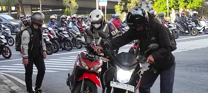 Kecelakaan di Simpang Tomang, Polisi Lalu Lintas Cepat Beri Pertolongan