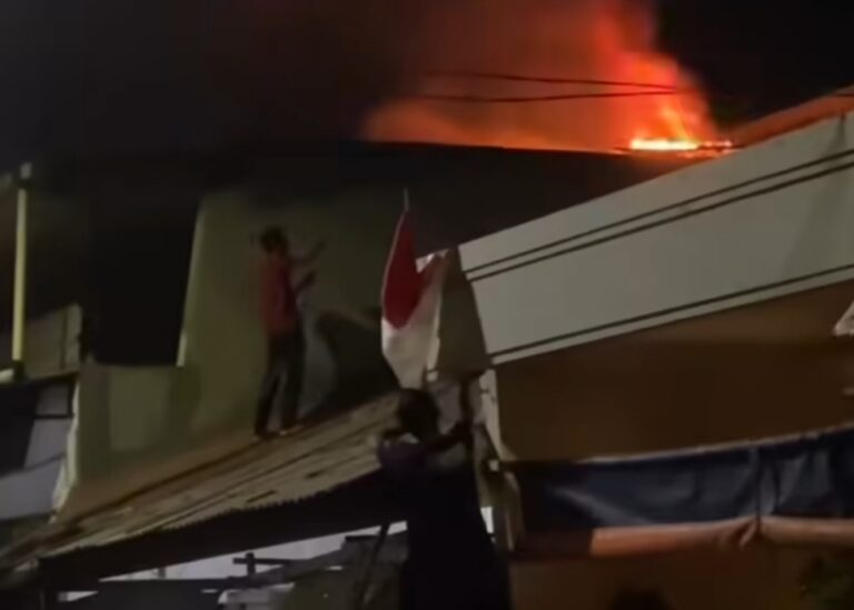 Cekatan, Warga Tegal Alur dan 21 Unit Damkar Padamkan Kebakaran Rumah Tinggal