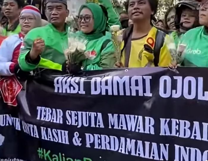 Tolak Provokasi, Ribuan Ojol Pesan Damai Bagikan Mawar di Monas