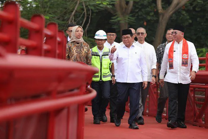 Gubernur DKI Jakarta  Pramono Anung Tinjau Progres Taman Bendera Pusaka Capai 92 Persen, Siap Jadi RTH dan Pengendari Banjir di Jalan Barito I, Kramat Pela, Kebayoran Baru, Jakarta Selatan, pada Jumat (13/2/2026)