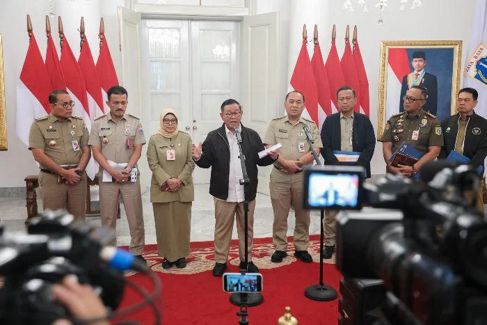 Gubernur DKI Jakarta Pramono Anung Pimpin Ratas, di Balai Kota Jakarta, Selasa (24/2/2026), Lapangan Padel hingga pengembalian fungsi pedestrian, serta revitalisasi Anjungan DKI Jakarta di Taman Mini Indonesia Indah (TMII).