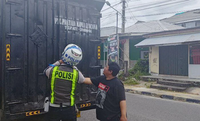 Satlantas Polres Belitung Berikan Edukasi Sopir Truk dan Sosialisasi Light On R2 di Tanjungpandan, dalam rangka Ops Keselamatan Menumbing 2026.