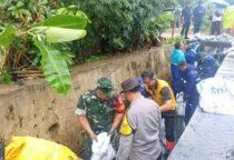 Karya Bakti Serentak se-DKI Jakarta yang digelar di Kelurahan Cipinang Melayu, Dandim 0505/Jakarta Timur Kolonel Inf Nelson Paido Makmur.