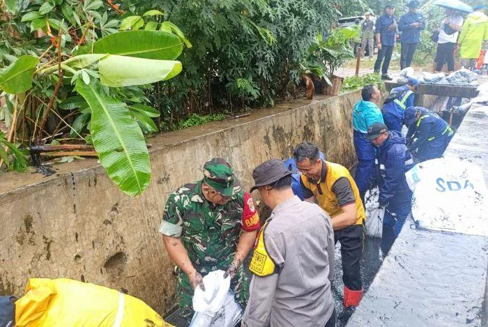 Karya Bakti Serentak se-DKI Jakarta yang digelar di Kelurahan Cipinang Melayu, Dandim 0505/Jakarta Timur Kolonel Inf Nelson Paido Makmur.