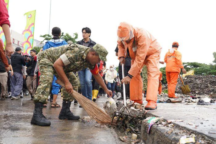 Jaga Jakarta Bersih, Pangdam Jaya kegiatan bertempat di Waduk Danau Cincin, Kelurahan Papanggo, Kecamatan Tanjung Priok, Jakarta Utara, Minggu (8/2/2026).