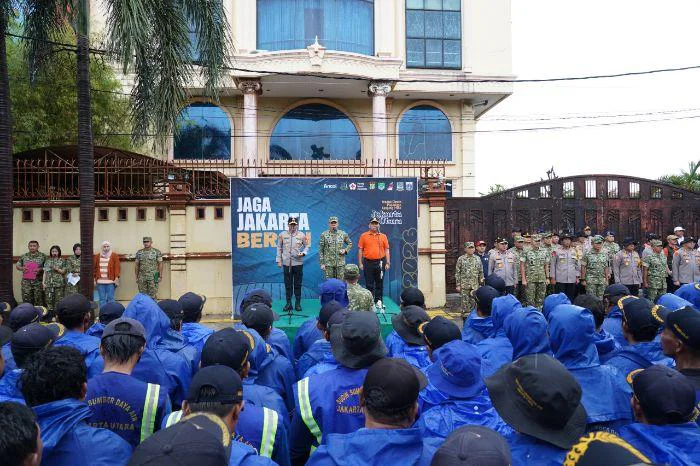 Sekda Uus Kuswanto Pimpin Kerja Bakti Jaga Jakarta Bersih di Waduk Cincin, Kelurahan Papanggo, Kecamatan Tanjung Priok, Jakarta Utara
