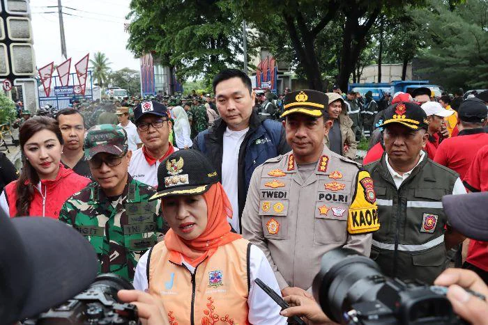 Wali Kota Jakarta Barat Iin Mutmainnah Instruksikan Sudin Bina Marga Tata Ulang Kabel Utilitas, saat kerja bakti Jaga Bersih Jakarta