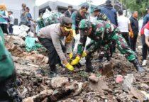 Kerja Bakti Massal, Dandim 0503/Jakarta Barat bersama Kapolres Metro Jakarta Barat mendampingi Wali Kota Jakarta Barat yang digelar pada Minggu(8/2/2026).