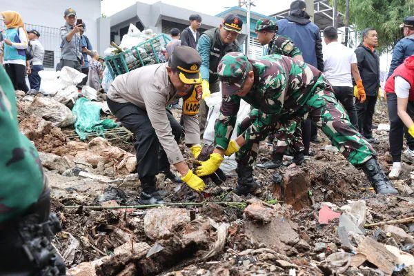 Kerja Bakti Massal, Dandim 0503/Jakarta Barat bersama Kapolres Metro Jakarta Barat mendampingi Wali Kota Jakarta Barat yang digelar pada Minggu(8/2/2026).