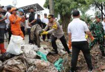Polres Metro Jakarta Barat Bersama Pemkot dan TNI Gelar Kerja Bakti Serentak di 8 Wilayah, Kecamatan Cengkareng, Minggu(8/2/2026) pagi. 