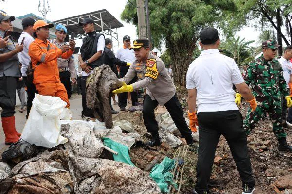 Polres Metro Jakarta Barat Bersama Pemkot dan TNI Gelar Kerja Bakti Serentak di 8 Wilayah, Kecamatan Cengkareng, Minggu(8/2/2026) pagi. 