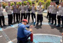 Bhabinkamtibmas Polres Belitung Diberi Pelatihan Pertolongan Pertama dan Penanganan Kebakaran, di Aula Endra Dharmalaksana Polres Belitung, Senin (9/2/2026).