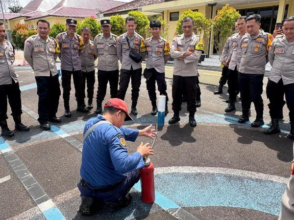 Bhabinkamtibmas Polres Belitung Diberi Pelatihan Pertolongan Pertama dan Penanganan Kebakaran, di Aula Endra Dharmalaksana Polres Belitung, Senin (9/2/2026).