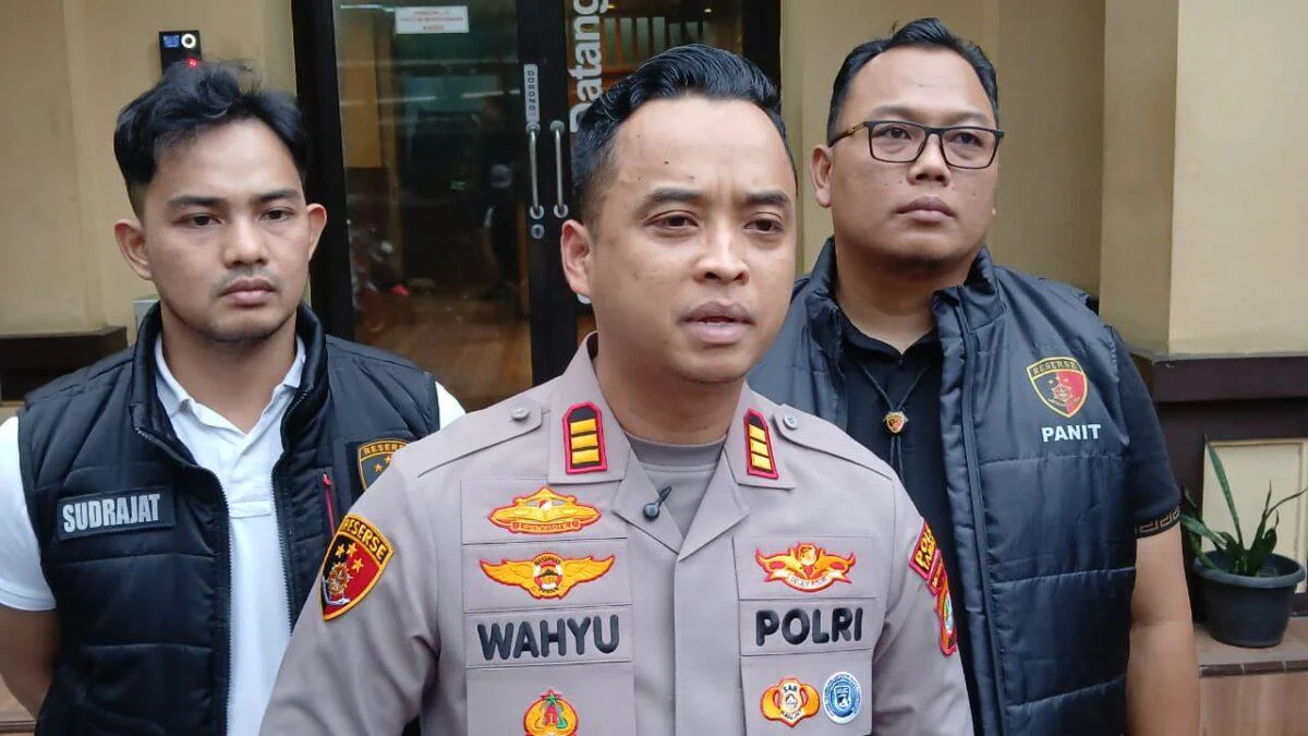 Respon Cepat Polisi, Kapolsek Tambora Polres Metro Jakarta Barat AKP Wahyu Hidayat didampingi Kanit Reskrim AKP Sudrajat Djumantara, dan Panit Reskrim Ipda Priyo Purnomo