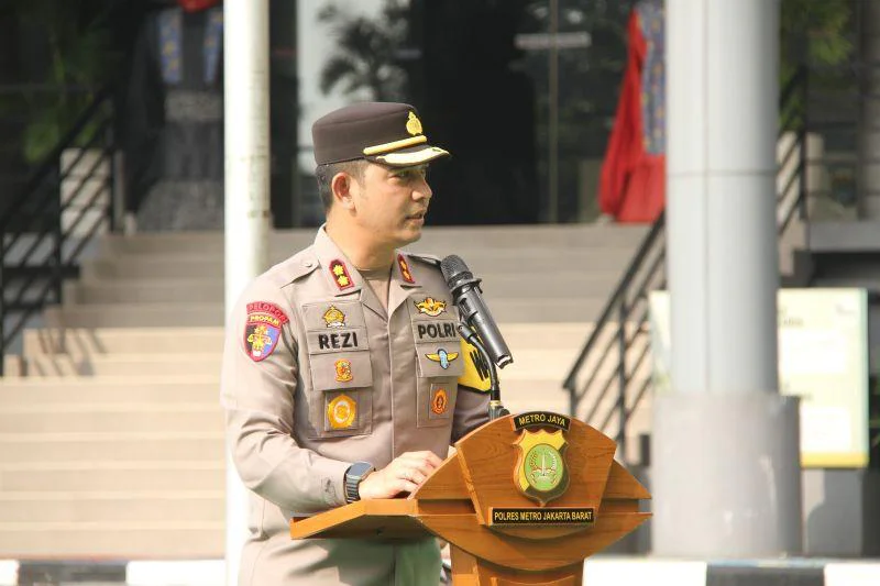 Wakapolres Metro Jakarta Barat AKBP Rezi Dharmawan, Pimpin Apel Jam Pimpinan, Ajak Personel Perkuat Soliditas dan Pelayanan, Selasa(10/2/2026).