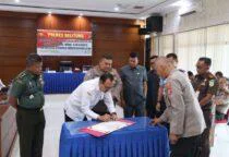 Polres Belitung Gelar Pencanangan Zona Integritas Menuju WBK dan WBBM T.A 2026, Kapolres Belitung, AKBP Sarwo Edi Wibowo, bersama Forkopimda Kabupaten Belitung, Rabu (11/2/2026).
