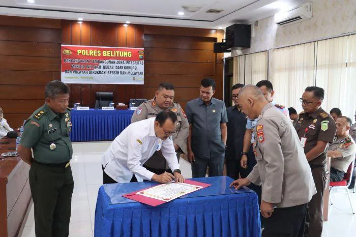Polres Belitung Gelar Pencanangan Zona Integritas Menuju WBK dan WBBM T.A 2026, Kapolres Belitung, AKBP Sarwo Edi Wibowo, bersama Forkopimda Kabupaten Belitung, Rabu (11/2/2026).
