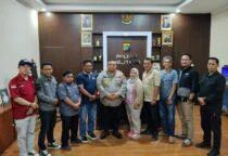 Bangun Sinergi, Kapolres Belitung AKBP Sarwo Edi Wibowo, Wakapolres Belitung, Kasi Humas Polres Belitung, dan wartawan di ruang kerja Kapolres, Kamis (12/02/2026).