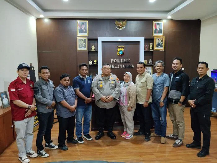 Bangun Sinergi, Kapolres Belitung AKBP Sarwo Edi Wibowo, Wakapolres Belitung, Kasi Humas Polres Belitung, dan wartawan di ruang kerja Kapolres, Kamis (12/02/2026).