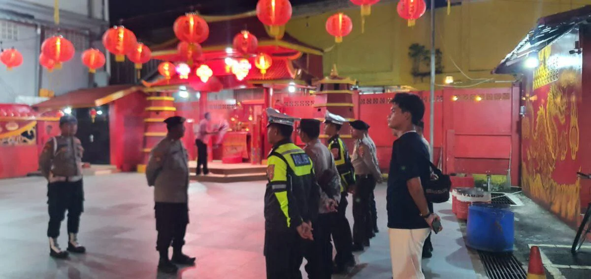 Polres Belitung Amankan Malam Perayaan Imlek 2577 Kongzili – 2026 berjalan aman dan kondusif, Senin (16/2/2026) di Kelenteng Hok Tek Che.