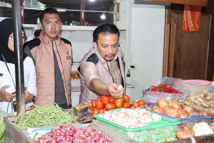 Satgas Saber Pangan Polres Jakarta Barat Pastikan Distribusi dan Stok Bahan Pokok Aman, Bersama Dinas Terkait Cek Ketersediaan dan Stabilitas Harga di Pasar Tomang Barat, Jalan Tanjung Duren Raya RT 14/05, Tanjung Duren Selatan, Grogol Petamburan, Jumat (20/2/2026).