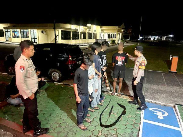 Respons Cepat 110: Remaja Perang Sarung di Jalan Merdeka, 5 Orang Diamankan Polres Belitung, Kecamatan Tanjung Pandan, Kabupaten Belitung, Sabtu (21/2/2026) dini hari.