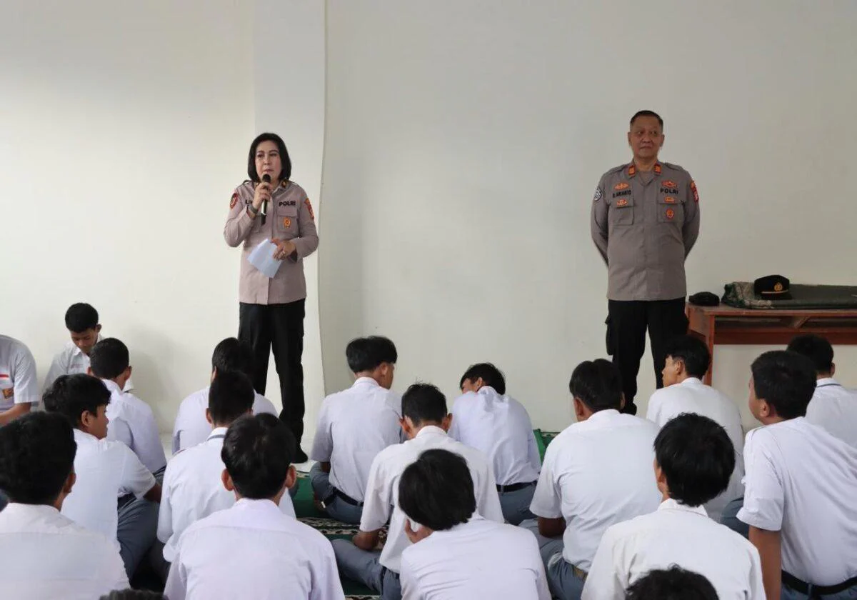 Police Goes To School, Polres Jakbar Tanamkan Nilai Kamtibmas kepada Pelajar SMK Kebon Jeruk, Kelurahan Sukabumi Utara, Kecamatan Kebon Jeruk, Senin (23/2/2026).