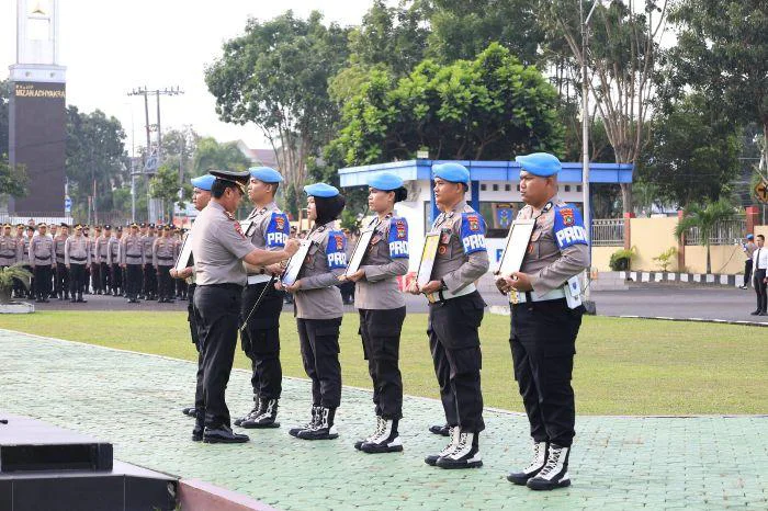 Kapolda Babel Irjen Pol Viktor T. Sihombing, pimpin Upacara PTDH 6 Anggota, Kapolda: Harus Jadi Contoh dan Pembelajaran Bagi Anggota, Selasa (24/2/2026).