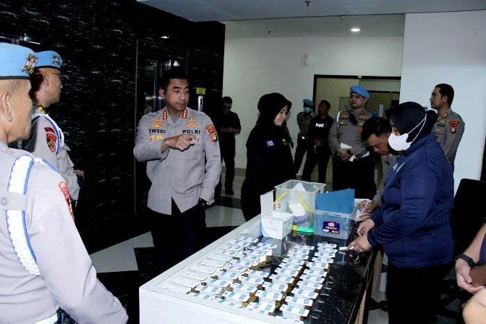 Kapolres Metro Jakbar Pimpin Pengecekan Urine dadakan, 77 Personel ini hasilnya seluruhnya negatif dari Penyalahgunaan Narkoba