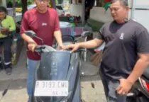 Haru dan Syukur, Tedy Wijojo (55), warga Jembatan 2, Kelurahan Pejagalan, Kecamatan Penjaringan, Jakarta Utara Ucapkan Terima Kasih kepada Polsek Tambora Motornya yang Hilang Kembali