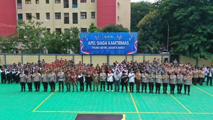 Kapolres Metro Jakarta Barat Kombes Pol Twedi Aditya Bennyahdi memimpin gelar Apel Siaga Kamtibmas bersama 205 Ormas, Perkuat Sinergi Jaga Kondusivitas Ramadhan
