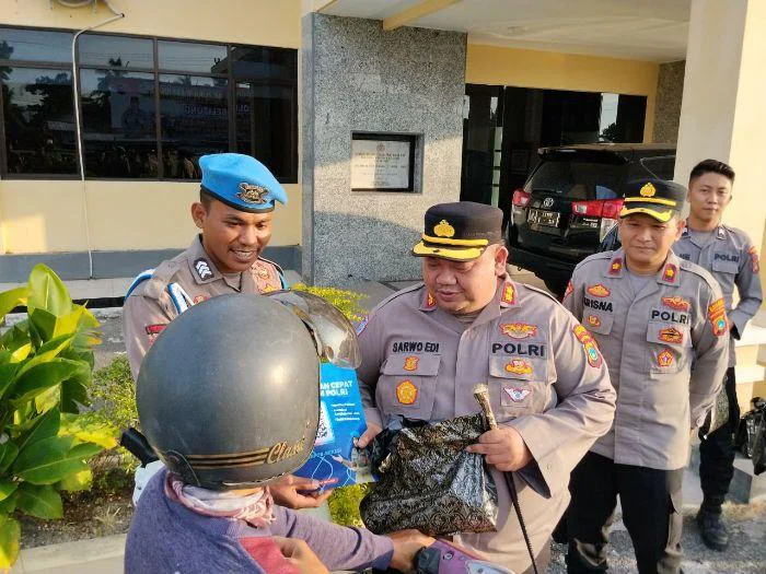 Bulan Suci Ramadan 1447 H: Polres Belitung Berbagi 100 Paket Takjil kepada Masyarakat, dipimpin langsung oleh Kapolres Belitung, AKBP Sarwo Edi Wibowo, Jumat (27/2/2026).